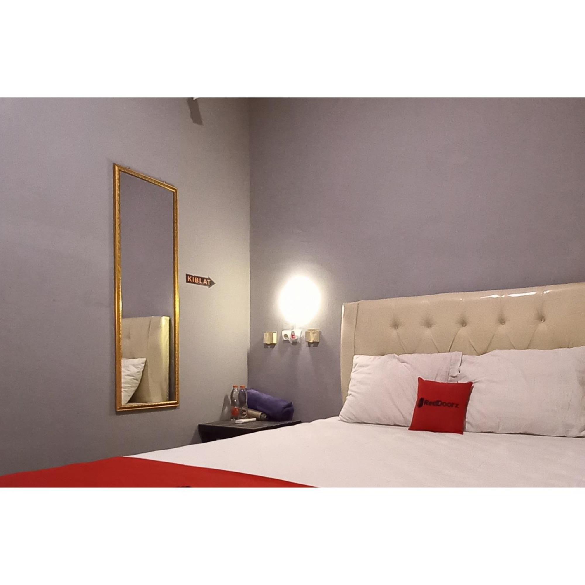 Reddoorz At Deluxe Hotel Near Terminal Purabaya Bungurasih Sidoarjo Kültér fotó