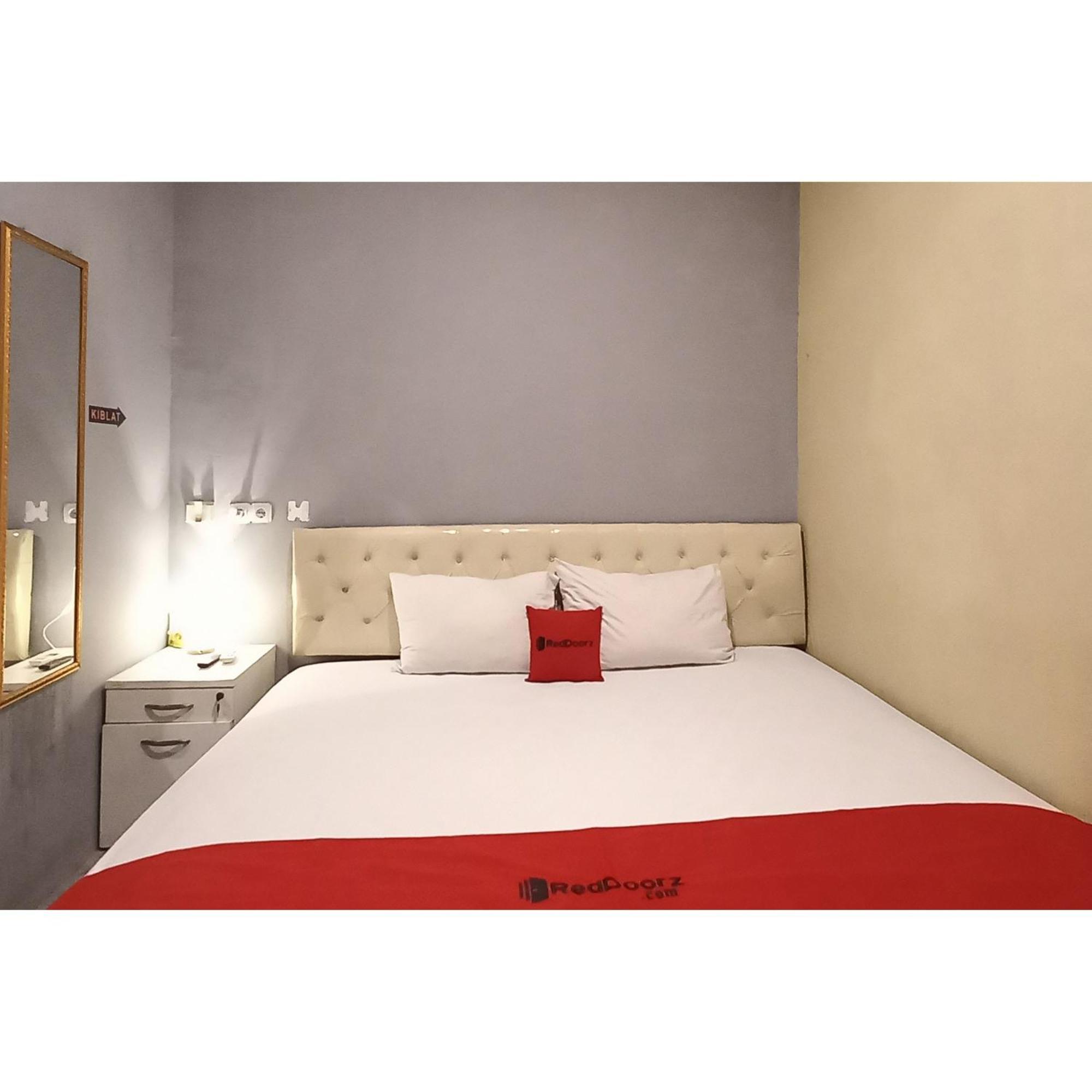 Reddoorz At Deluxe Hotel Near Terminal Purabaya Bungurasih Sidoarjo Kültér fotó