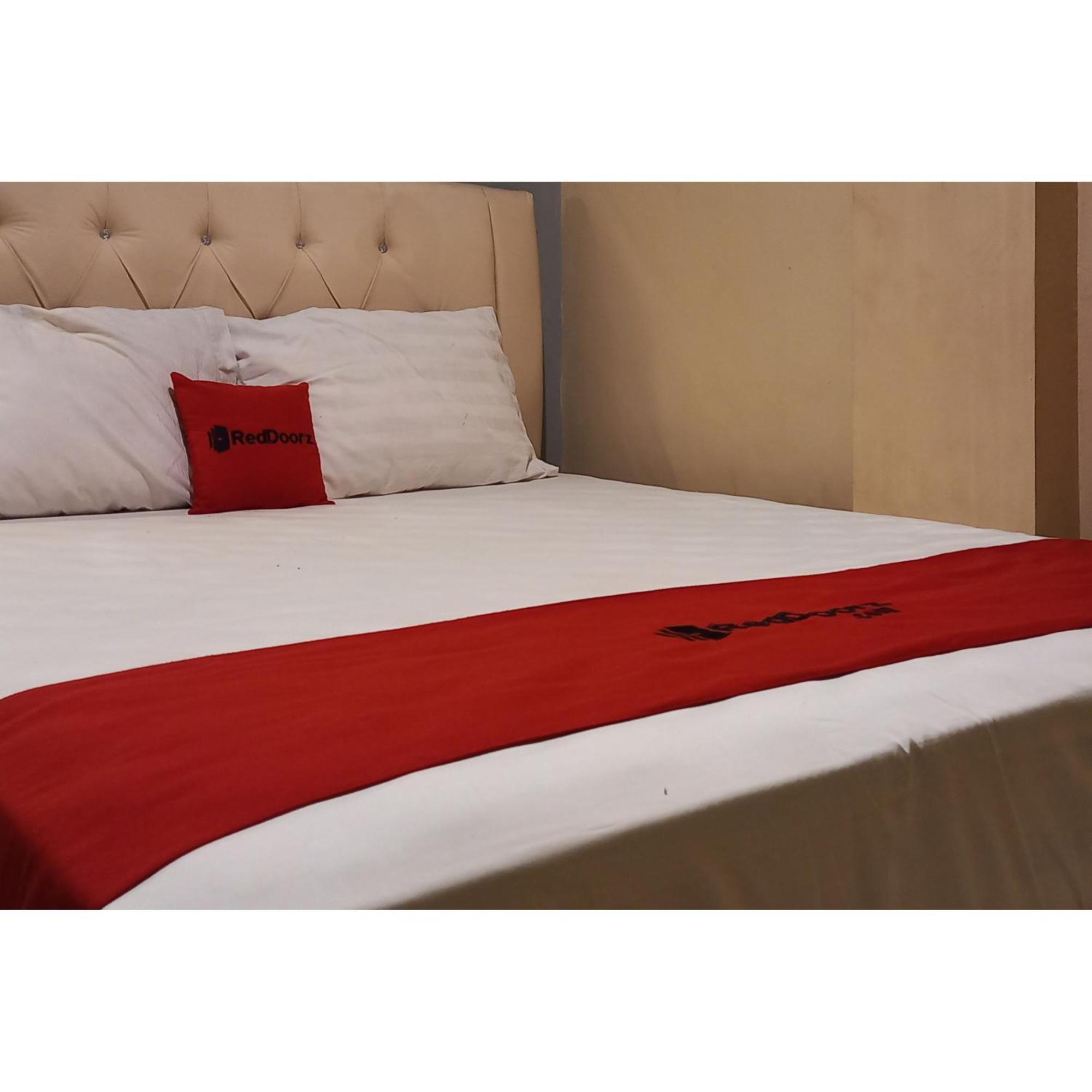 Reddoorz At Deluxe Hotel Near Terminal Purabaya Bungurasih Sidoarjo Kültér fotó