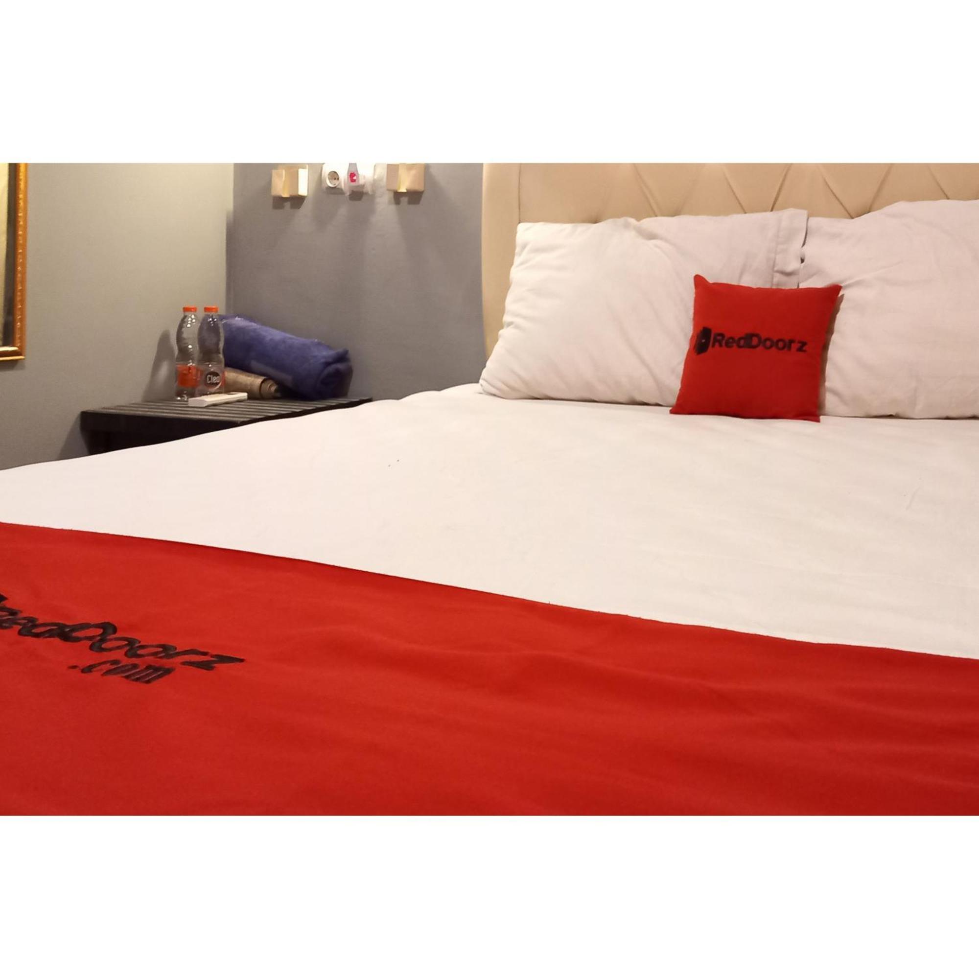 Reddoorz At Deluxe Hotel Near Terminal Purabaya Bungurasih Sidoarjo Kültér fotó