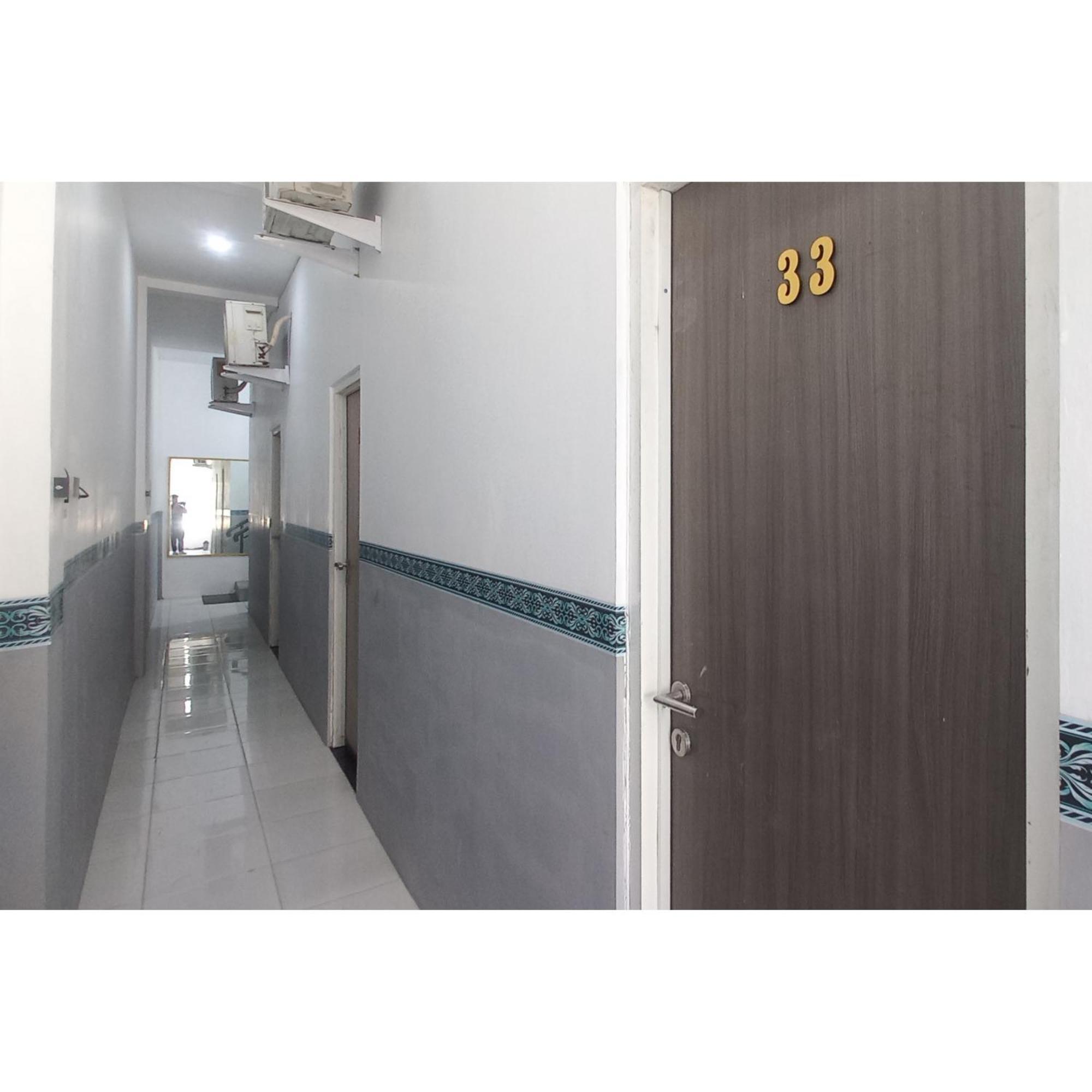 Reddoorz At Deluxe Hotel Near Terminal Purabaya Bungurasih Sidoarjo Kültér fotó